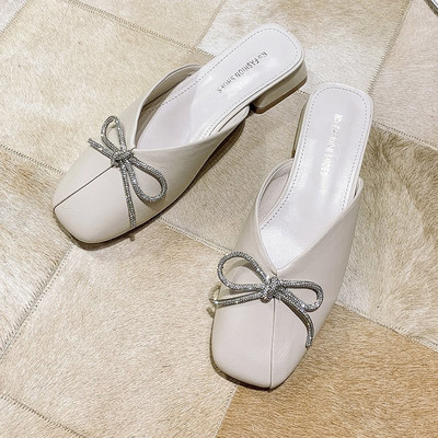 Jauns sieviešu čību modelis no mākslīgās ādas ar lenti un zemu kvadrātveida papēdi