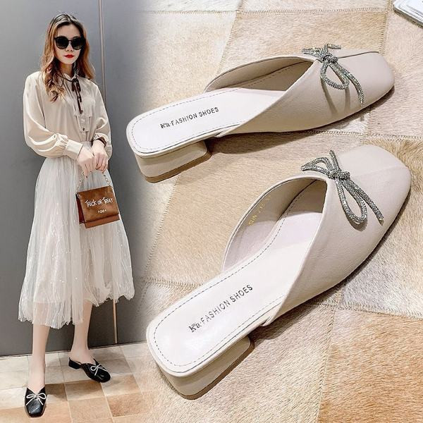 Jauns sieviešu čību modelis no mākslīgās ādas ar lenti un zemu kvadrātveida papēdi