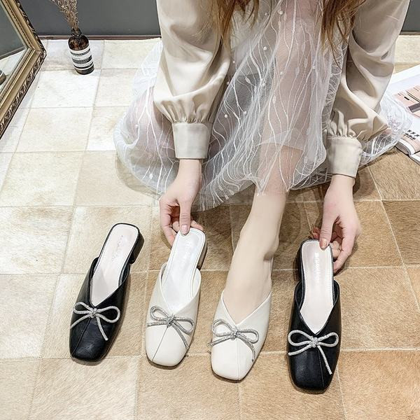 Jauns sieviešu čību modelis no mākslīgās ādas ar lenti un zemu kvadrātveida papēdi