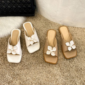 Sieviešu ādas čības ar plakanu zoli un ziedu