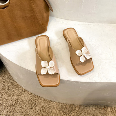 Sieviešu ādas čības ar plakanu zoli un ziedu