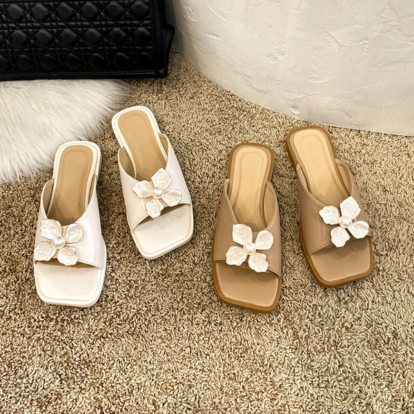 Sieviešu ādas čības ar plakanu zoli un ziedu