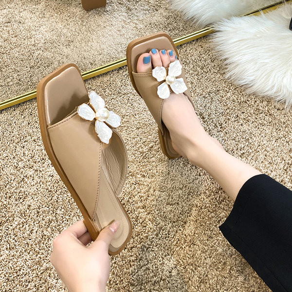 Sieviešu ādas čības ar plakanu zoli un ziedu