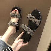 Aktuālas čības ar akmeņiem un plakanu zoli