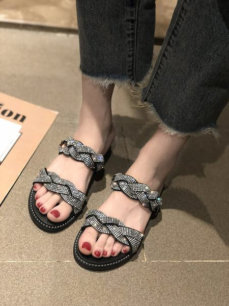 Aktuālas čības ar akmeņiem un plakanu zoli