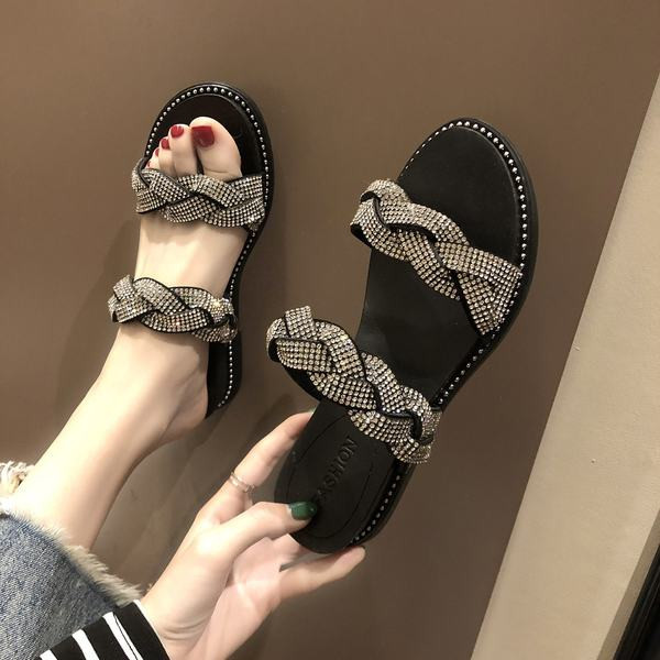 Aktuālas čības ar akmeņiem un plakanu zoli