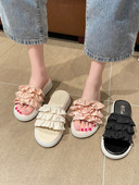 Ikdienas sieviešu čības ar plakanām zolēm un cirtām