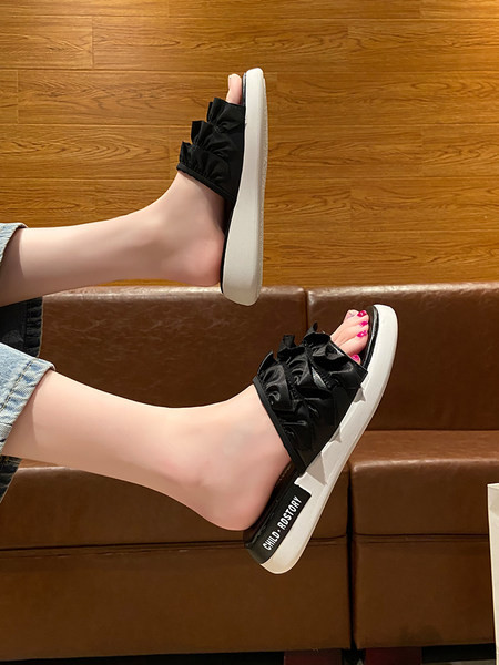 Ikdienas sieviešu čības ar plakanām zolēm un cirtām