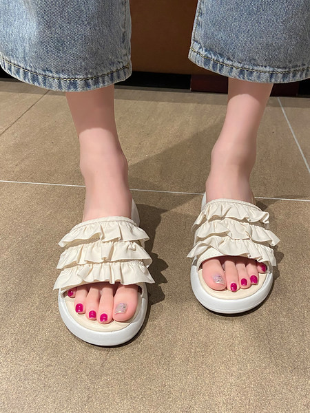 Ikdienas sieviešu čības ar plakanām zolēm un cirtām