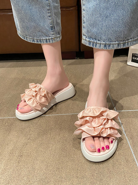 Ikdienas sieviešu čības ar plakanām zolēm un cirtām