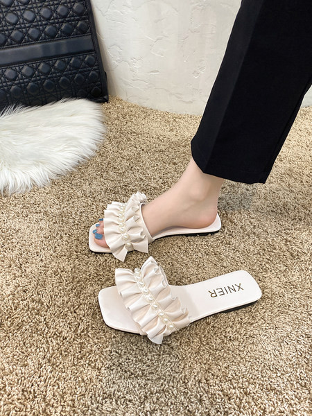 Modernas sieviešu čības no eko ādas ar pērļu apdari