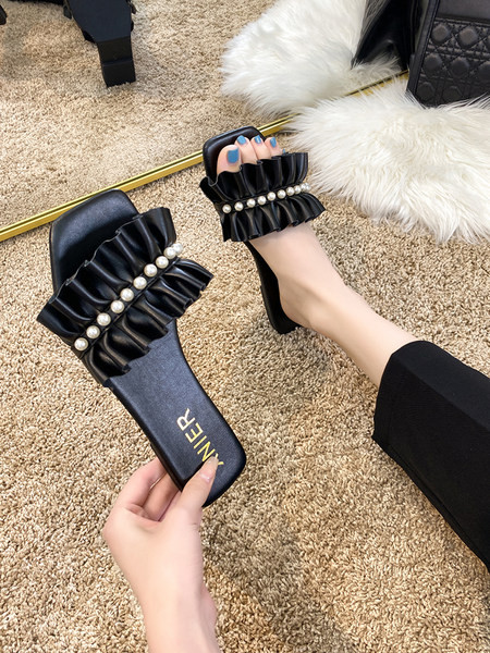 Modernas sieviešu čības no eko ādas ar pērļu apdari