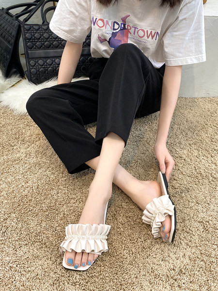 Modernas sieviešu čības no eko ādas ar pērļu apdari