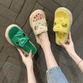 Sieviešu ādas čības ar plakanu zoli