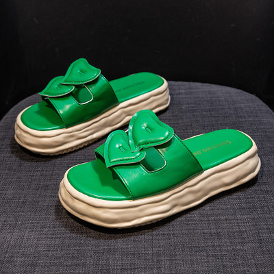 Sieviešu ādas čības ar plakanu zoli