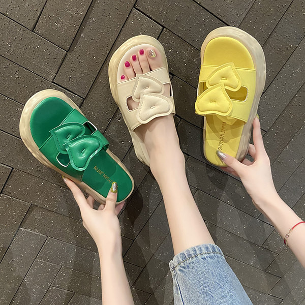 Sieviešu ādas čības ar plakanu zoli