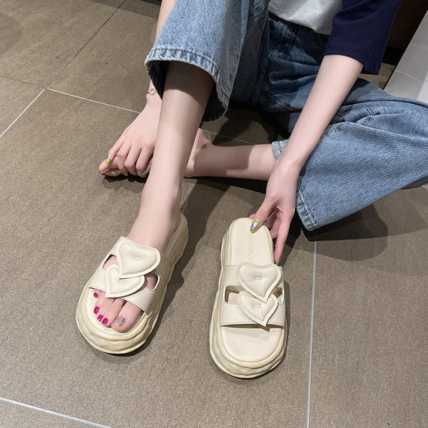 Sieviešu ādas čības ar plakanu zoli