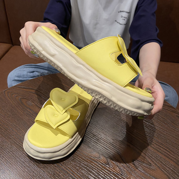 Sieviešu ādas čības ar plakanu zoli