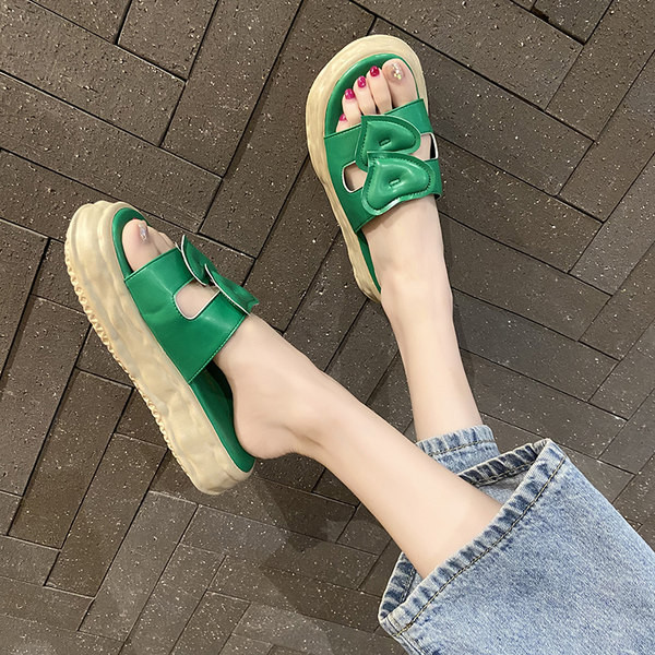 Sieviešu ādas čības ar plakanu zoli