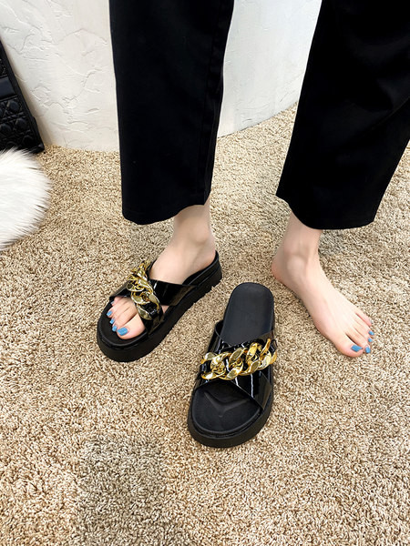 Sieviešu mākslīgās ādas čības ar metāla ķēdīti