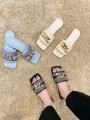 Ikdienas sieviešu čības kvadrāta formā un metāla ķēdītē