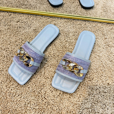 Ikdienas sieviešu čības kvadrāta formā un metāla ķēdītē