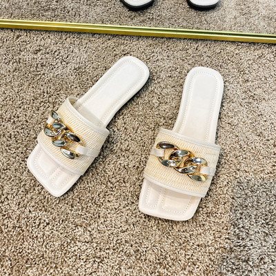 Ikdienas sieviešu čības kvadrāta formā un metāla ķēdītē