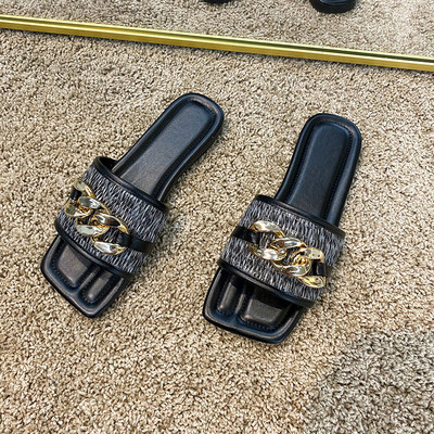 Ikdienas sieviešu čības kvadrāta formā un metāla ķēdītē