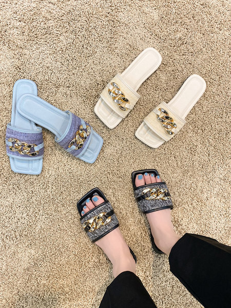 Ikdienas sieviešu čības kvadrāta formā un metāla ķēdītē