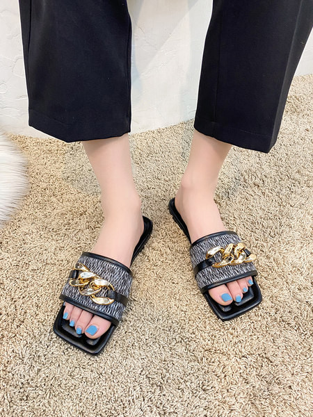 Ikdienas sieviešu čības kvadrāta formā un metāla ķēdītē