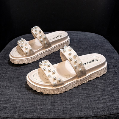 Γυναικείες παντόφλες με δερμάτινα λουράκια και διακόσμηση από πέρλες