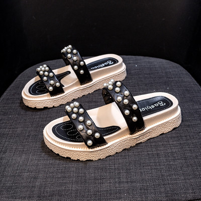 Γυναικείες παντόφλες με δερμάτινα λουράκια και διακόσμηση από πέρλες