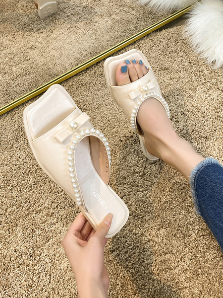 Kvadrātveida sieviešu čības no eko ādas ar pērļu rotājumu