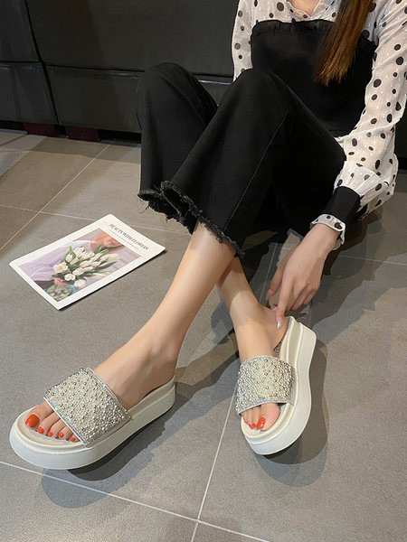 Ikdienas sieviešu čības ar pērļu rotājumu un 4,5 cm zoli