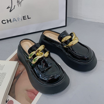 Sieviešu slēgtas čības no eko ādas ar metāla apdari un platformu