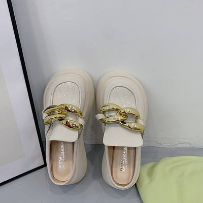 Sieviešu slēgtas čības no eko ādas ar metāla apdari un platformu