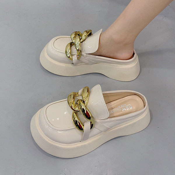 Sieviešu slēgtas čības no eko ādas ar metāla apdari un platformu