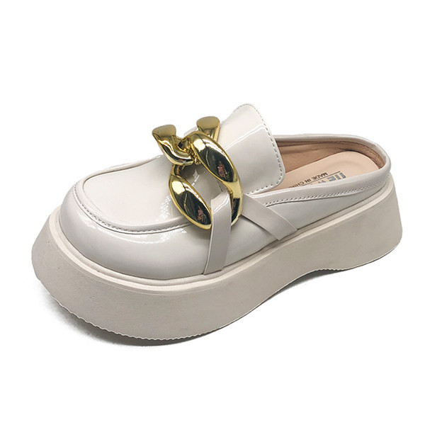 Sieviešu slēgtas čības no eko ādas ar metāla apdari un platformu