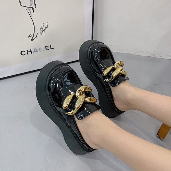 Sieviešu slēgtas čības no eko ādas ar metāla apdari un platformu