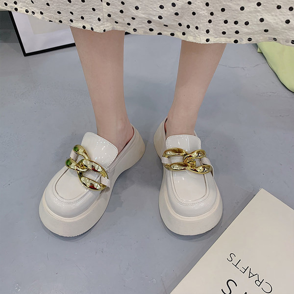 Sieviešu slēgtas čības no eko ādas ar metāla apdari un platformu