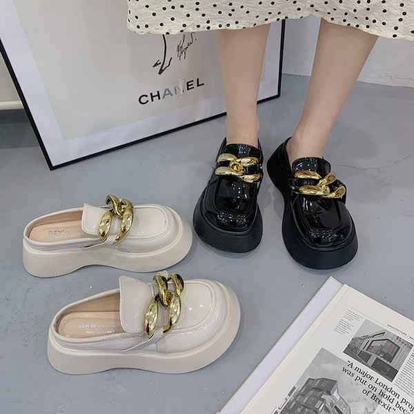 Sieviešu slēgtas čības no eko ādas ar metāla apdari un platformu