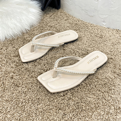 Kvadrātveida čības ar pērļu lencītēm - starp pirkstiem