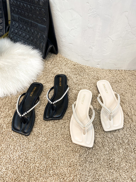 Kvadrātveida čības ar pērļu lencītēm - starp pirkstiem