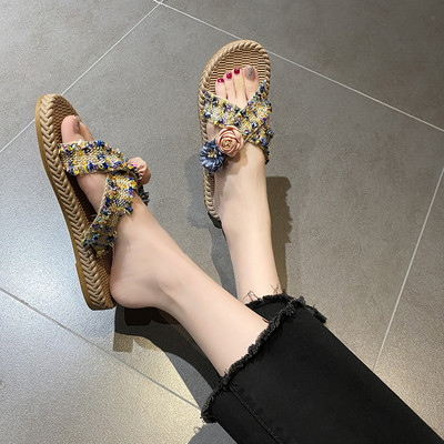 Vasaras sieviešu čības ar plakanu zoli un 3D ziediem