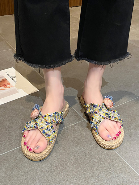 Vasaras sieviešu čības ar plakanu zoli un 3D ziediem