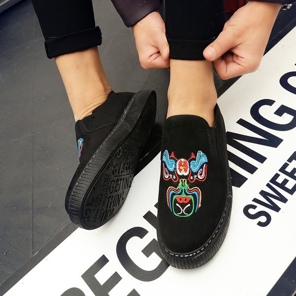 Ανδρικά μοκασίνια με κεντήματα και επίπεδη σόλα