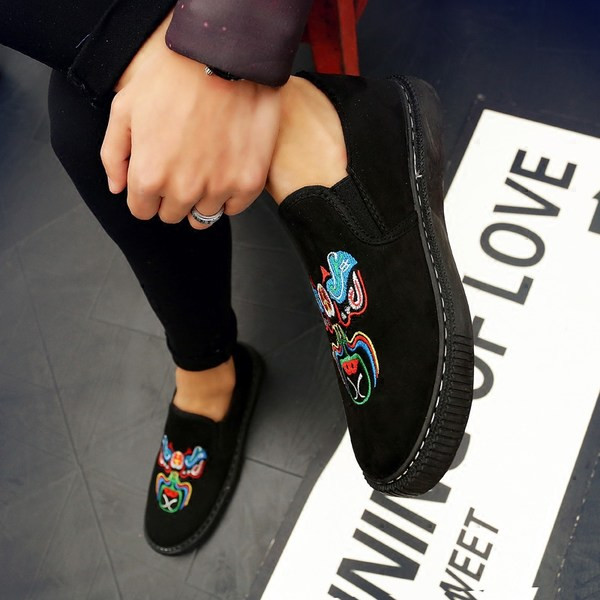 Ανδρικά μοκασίνια με κεντήματα και επίπεδη σόλα