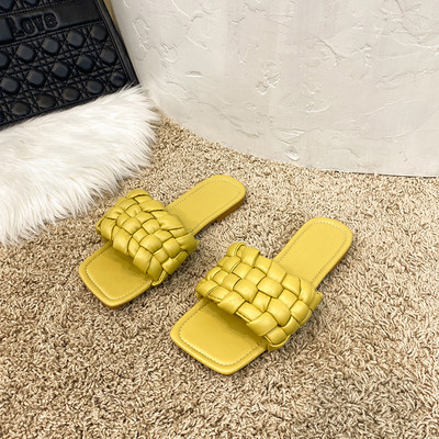 Sieviešu ādas čības no mākslīgās ādas ar plakanu zoli