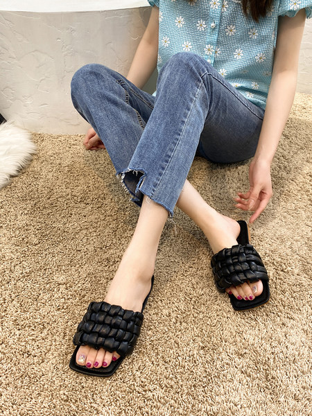 Sieviešu ādas čības no mākslīgās ādas ar plakanu zoli