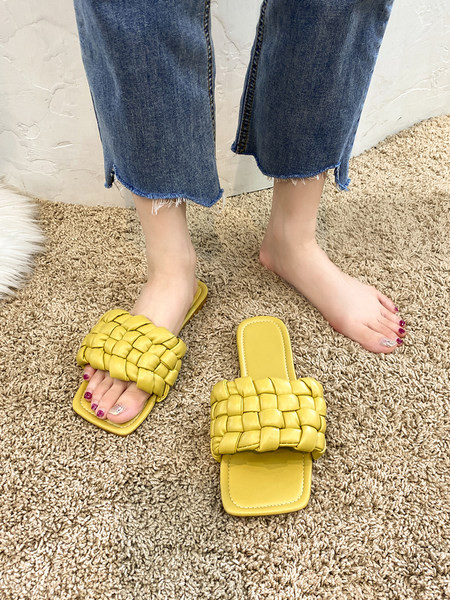 Sieviešu ādas čības no mākslīgās ādas ar plakanu zoli